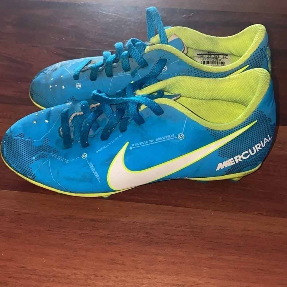 Nike soccer cleats Size 2Y Used in good condition
